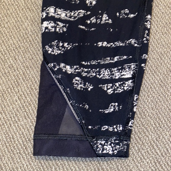 Lululemon Inspire Tight black/white with front zippered pockets and mesh sz 10 - Picture 10 of 11